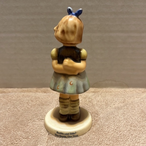 Goebel Hummel collector Club in box “Two Hands, One Treat” #493 Figurine - Picture 4 of 11